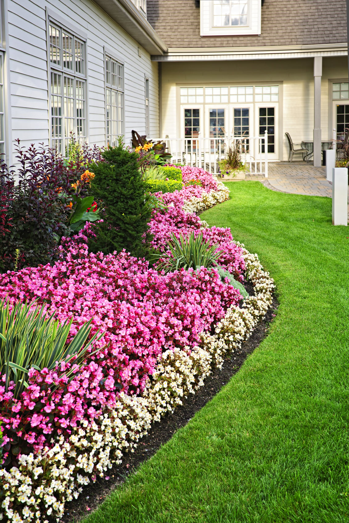 10 Inspirational Residential Landscaping Ideas To Make Your Yard Stand Out with Blending Hardscape and Softscape for a Cohesive Outdoor Room